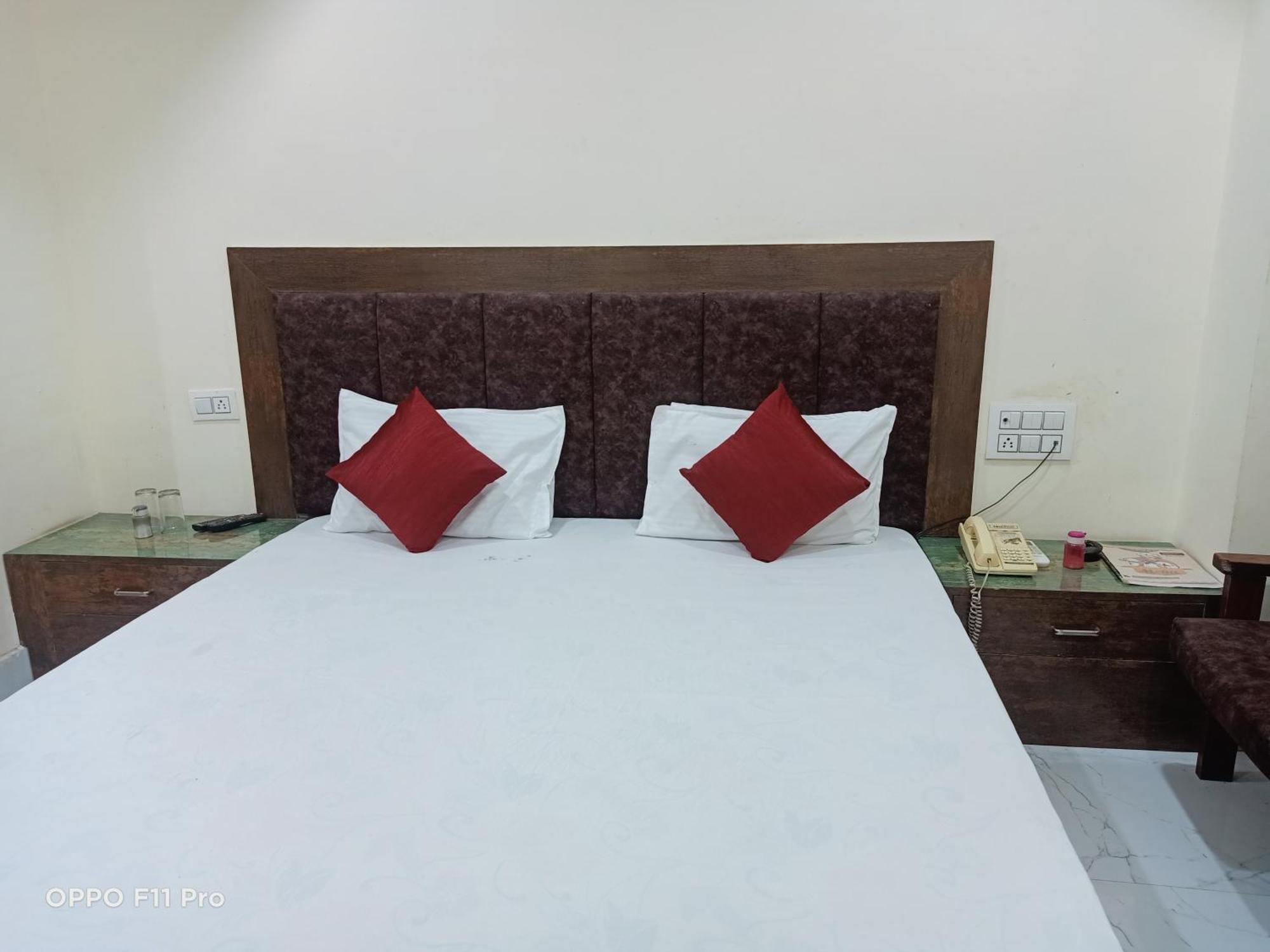 Hotel Ambassador Inn Gwalior Exteriör bild