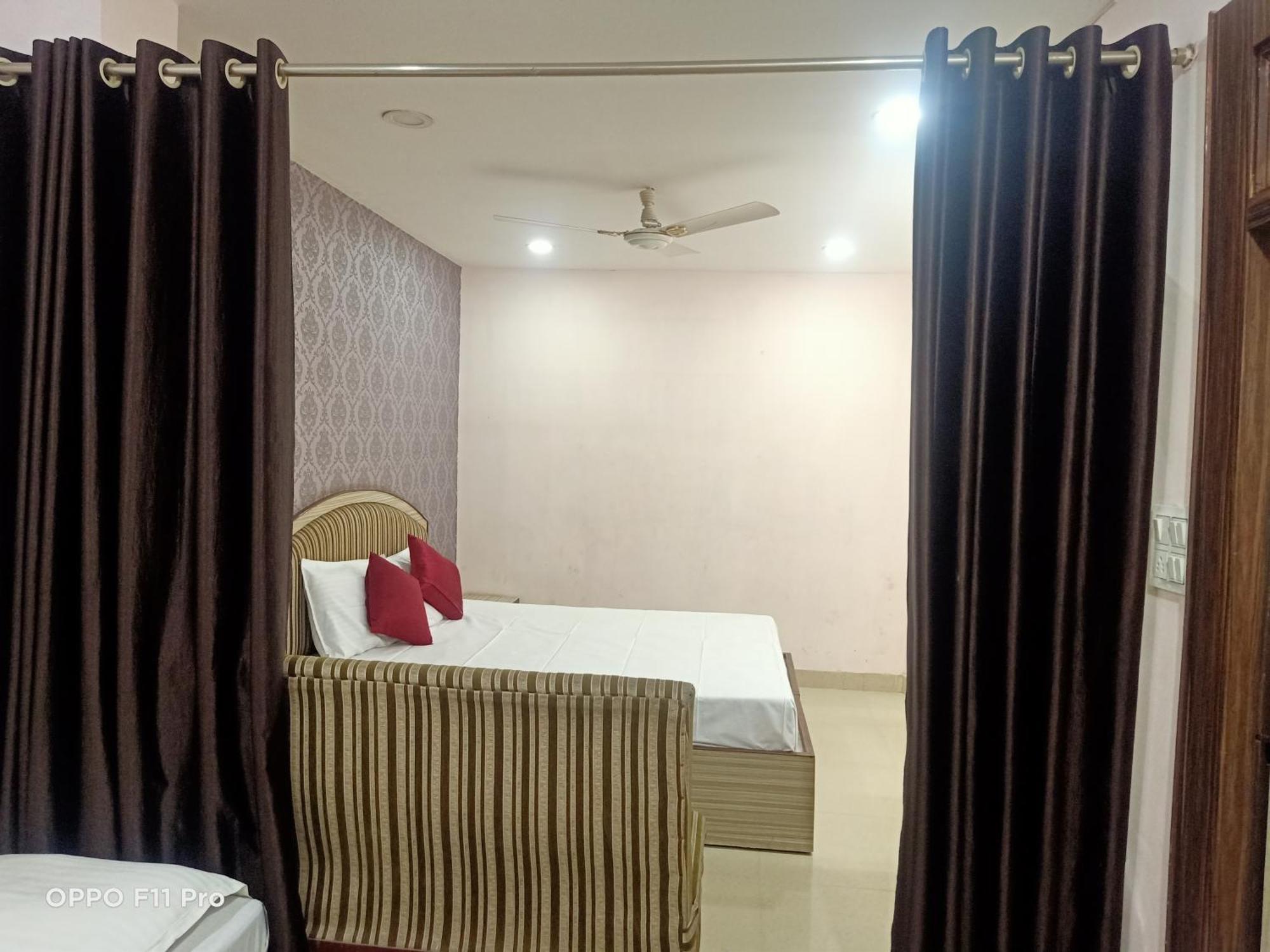 Hotel Ambassador Inn Gwalior Exteriör bild