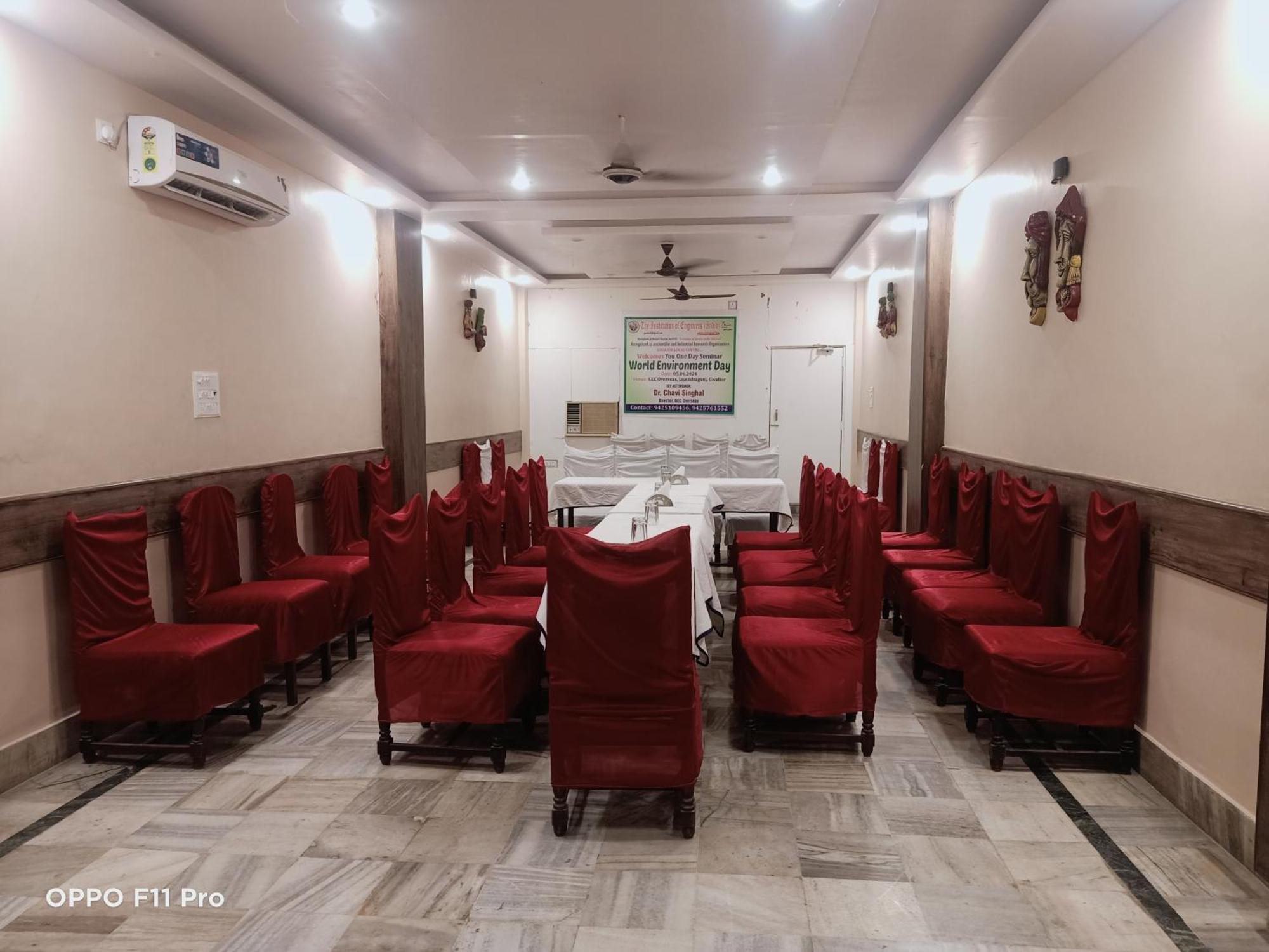 Hotel Ambassador Inn Gwalior Exteriör bild