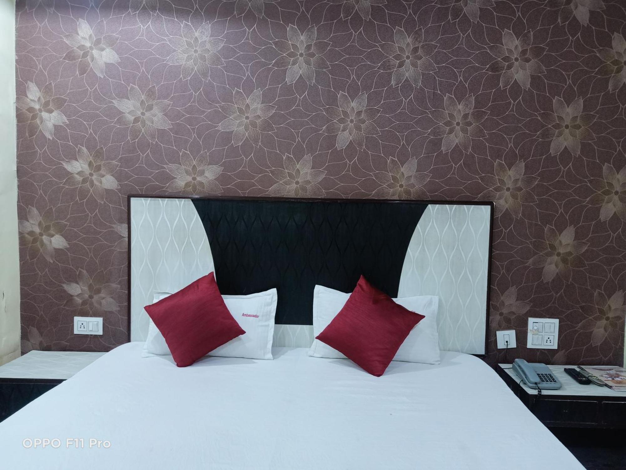 Hotel Ambassador Inn Gwalior Exteriör bild